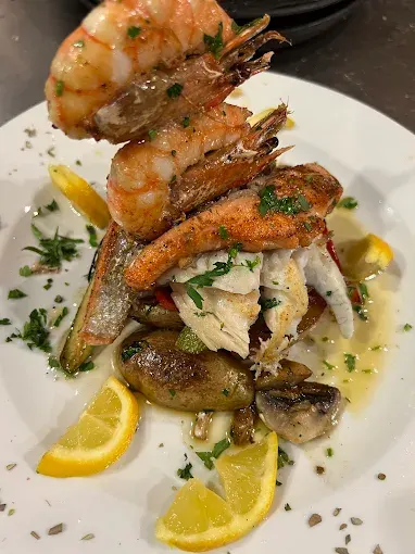 Frutti di Mare Teller mit Garnelen und frischem Fisch
