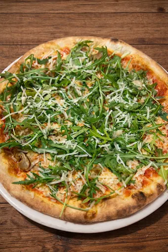 Pizza Arte Italiana mit Rucola, Parmaschinken und frischen Tomaten